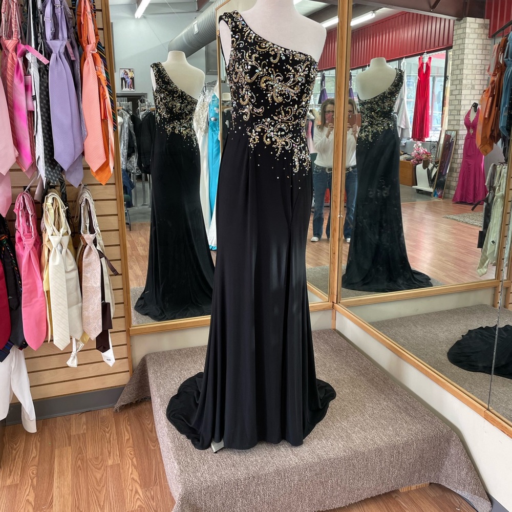 NEW LISTING PROM SEASONBlack Formal Gown by Envious Couture Size 8, one shoulder